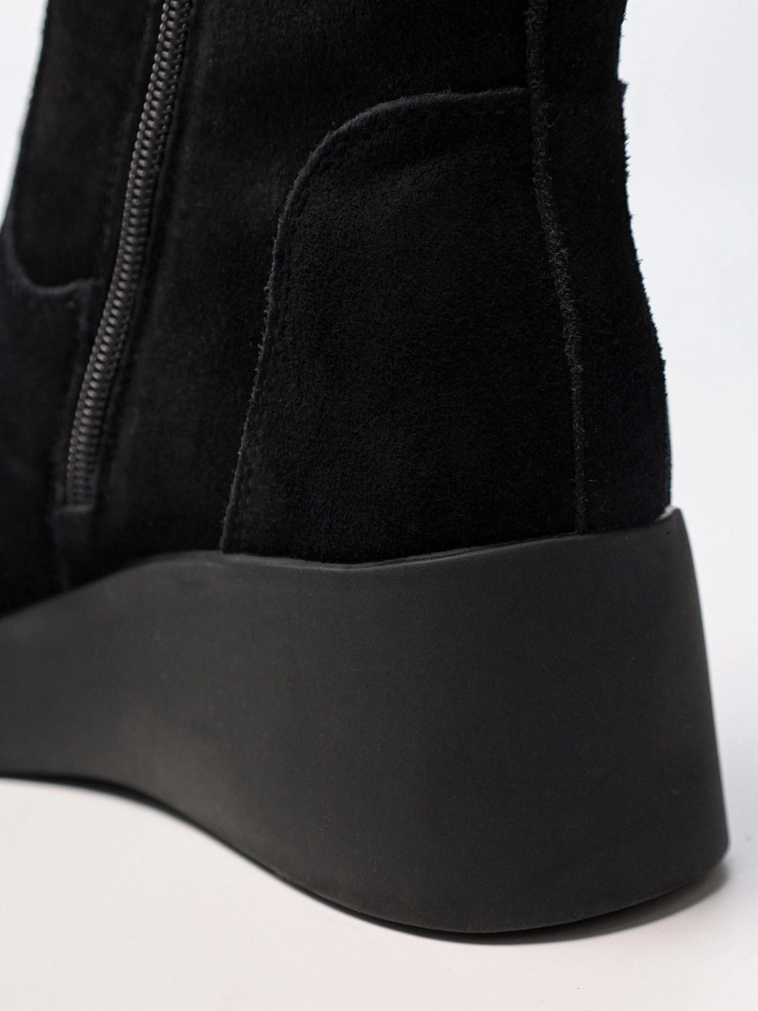 Сапоги черного цвета из натуральной замши на высокой платформе